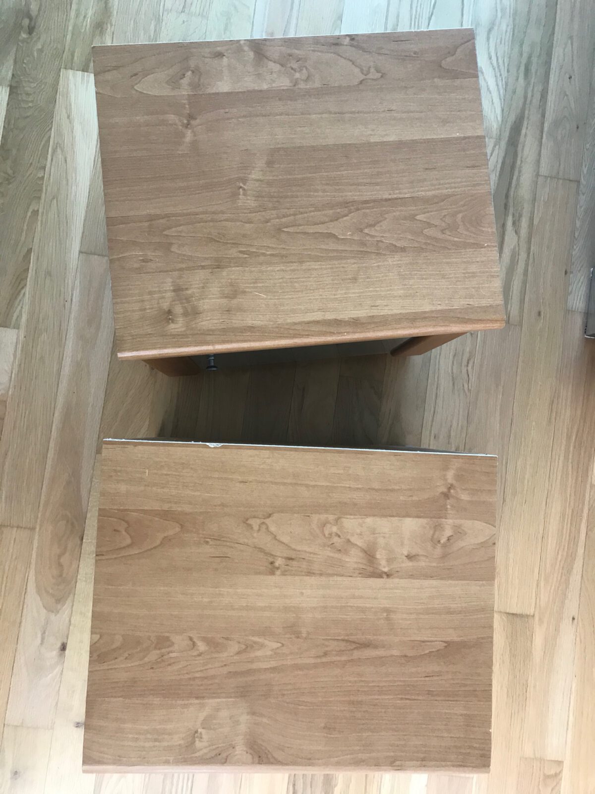 2 Nachttische aus Holz